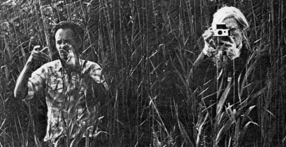 С 1976 по 1987 год художник надиктовывал по телефону своей подруге и ассистентке Пэт Хэкетт впечатления о прошедшем дне. В 2022 году мемуары легли в основу шестисерийного документального фильма Netflix «Дневники Энди Уорхола»&lt;br>
На фото: Энди Уорхол (справа) с режиссером Улли Ломмелем на съемках фильма «Кокаиновый ковбой», в котором художник сыграл самого себя, 1979 год