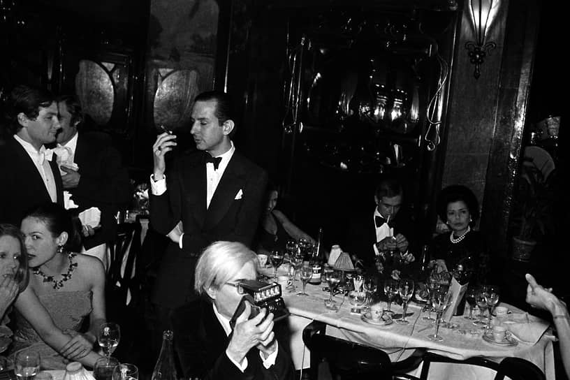 В 1967 году Уорхол (в центре) познакомился с арт-дилером Фредом Хьюзом (за Уорхолом), который предложил ему сотрудничество и за небольшую комиссию завалил престижными заказами. Благодаря Хьюзу художник написал портреты модельера Ива Сен-Лорана, парфюмера Элен Роша, мультимиллионера Гюнтера Закса, актрисы Брижитт Бардо и других 