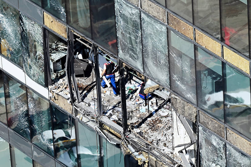 Москва. Выбитые окна в башне «IQ-квартала» после атаки беспилотника на «Москва-Сити»