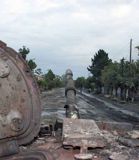 Сгоревший танк в Цхинвале