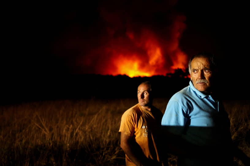 Алжезур, Португалия. Местные жители наблюдают за лесным пожаром