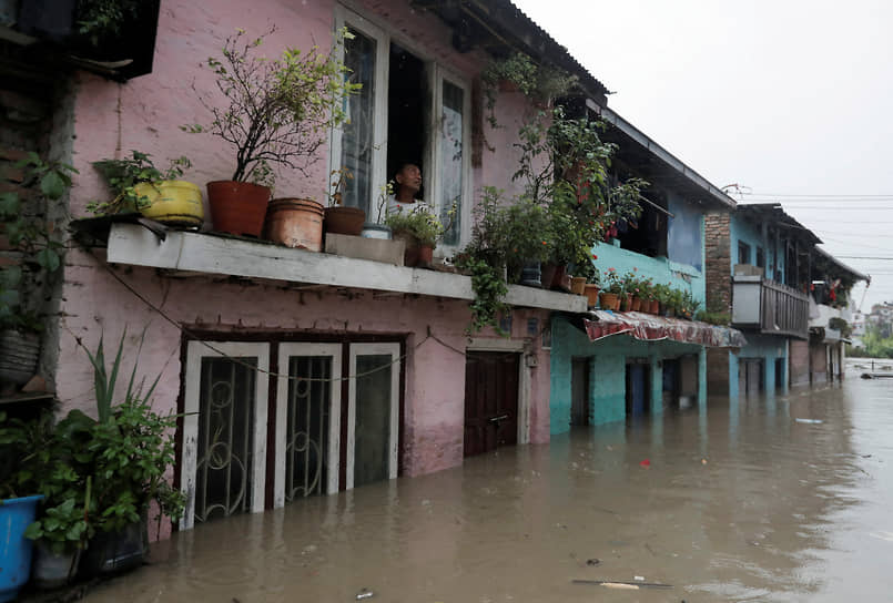 Катманду, Непал. Дома, затопленные паводковыми водами реки Багмати