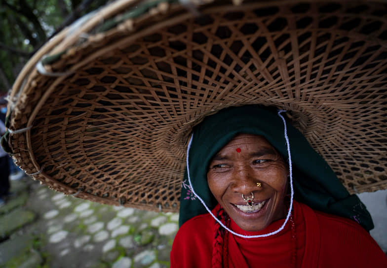 Катманду, Непал. Местная жительница в традиционной шляпе участвует в праздничных мероприятиях по случаю Международного дня коренных народов