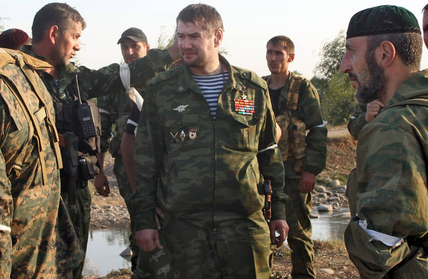 Командир батальона «Восток» Сулим Ямадаев (в центре) в Южной Осетии