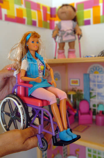 Кукла Барби в инвалидном кресле