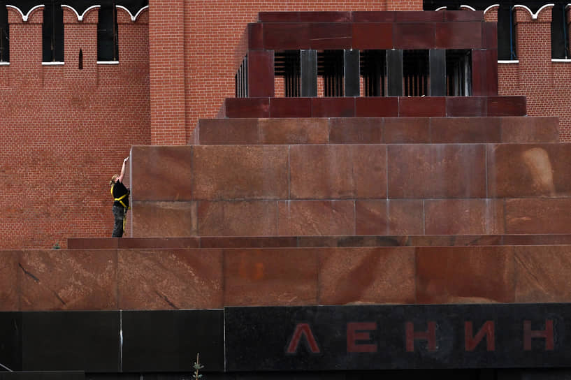 Москва. Работы по очистке фасада Мавзолея Ленина