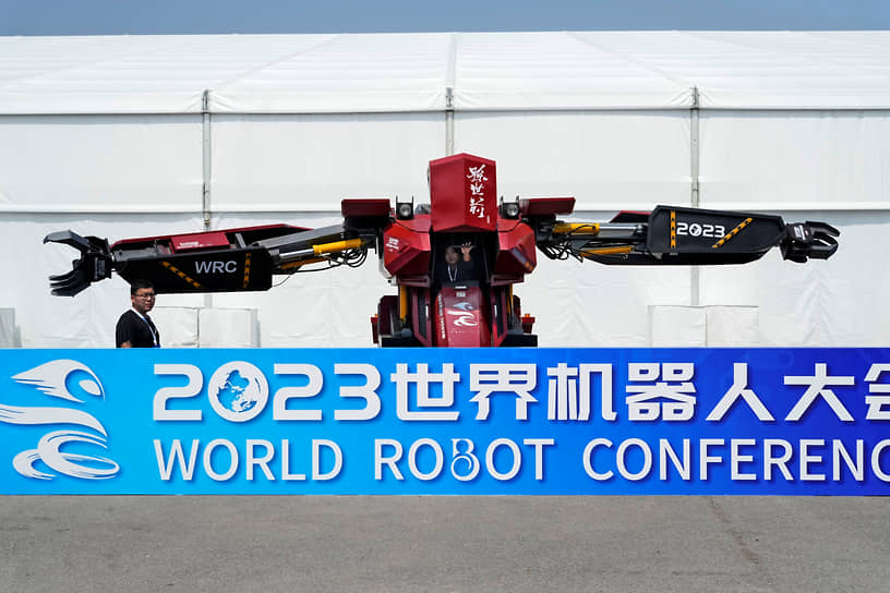 На конференции показывают роботов, которые используются в сельском хозяйстве, здравоохранении, торговле и сфере логистики, при ликвидации чрезвычайных ситуаций