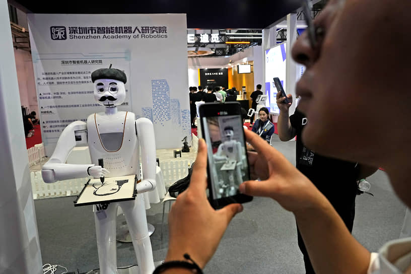 Робот рисует портреты посетителей выставки