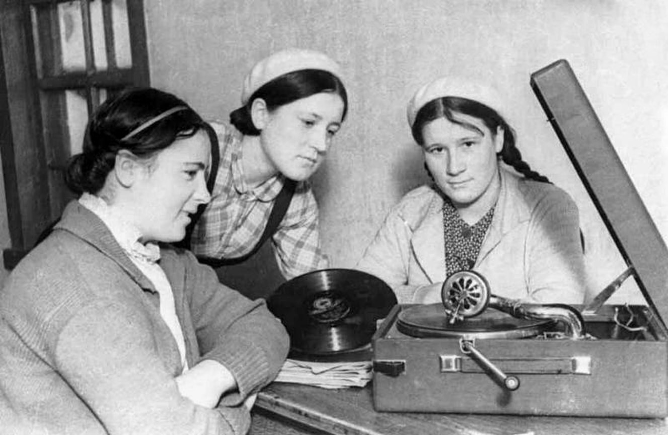 «Слышимость советского граммофона далеко не плохая, но слишком часто иголка начинает скакать по пластинке»
