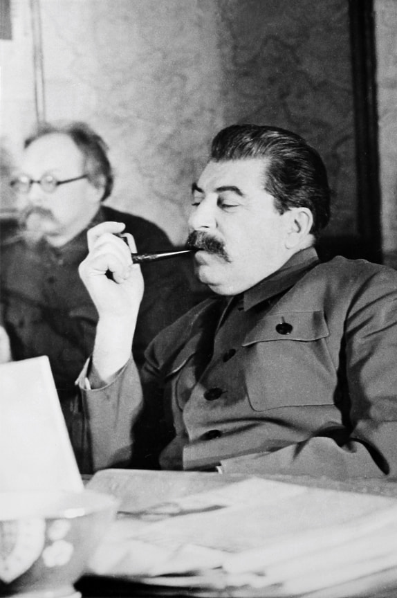 «1934 г.,— обещал Г. Л. Пятаков (на фото — слева от И. В. Сталина),— даст уже безусловно значительные сдвиги в отношении улучшения качества ширпотреба»
