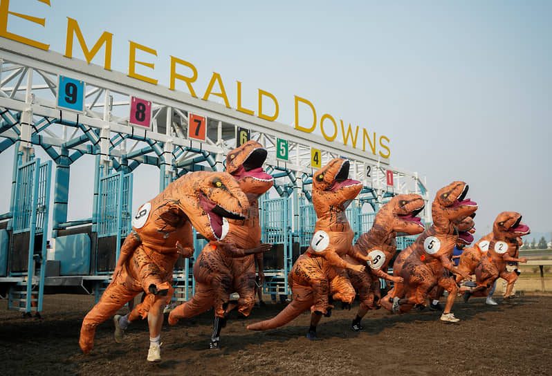 Оберн, США. Бегуны в костюмах тираннозавров участвуют в финальной гонке чемпионата мира T-Rex