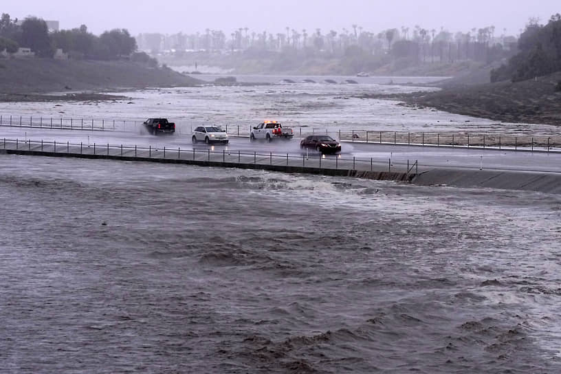 Палм-Дезерт, США. Река выходит из берегов из-за проливных дождей, вызванных тропическим штормом «Хилари»