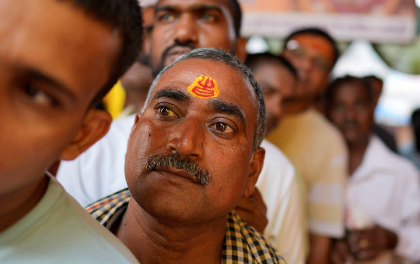 Праяградж, Индия. Верующие стоят в очереди к храму во время индуистского праздника Нагапанчами — дню поклонения змеям