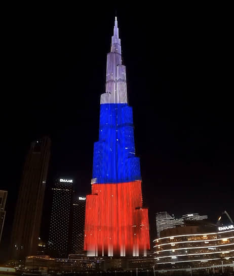 Самая высокая башня в мире Бурдж-Халифа в Дубае в День России, 2023 год