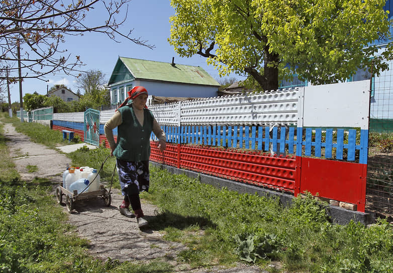 Забор в Крыму, выкрашенный в цвета российского флага, 2014 год