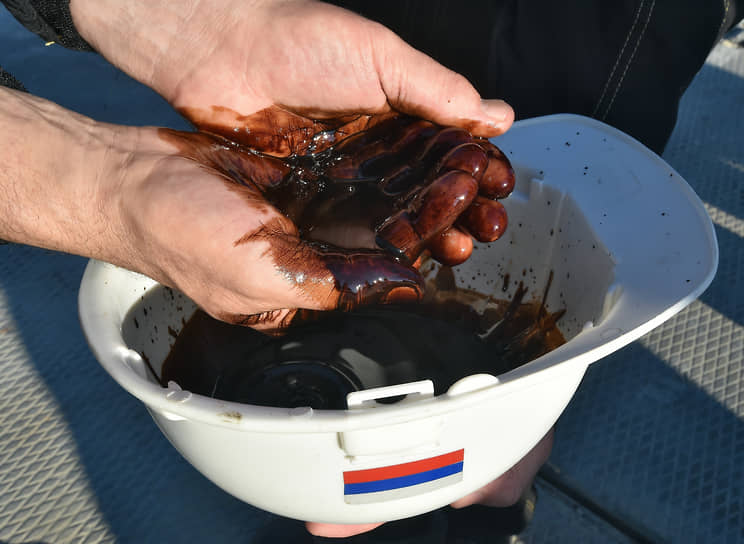 Нефть в каске, добытая на месторождении в Нефтеюганске, 2016 год