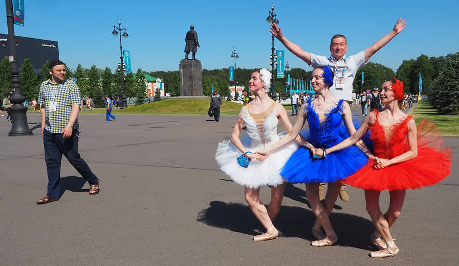 Балерины приветствуют футбольных болельщиков у стадиона «Газпром арена» перед матчем Евро-2020