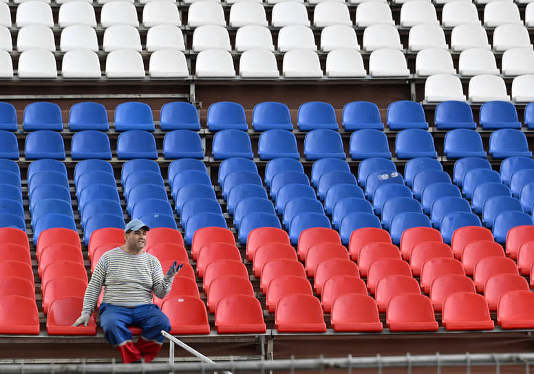 Зритель на пустой трибуне стадиона в Москве, 2023 год