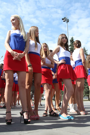 Девушки на праздновании Дня государственного флага в Новосибирске, 2014 год