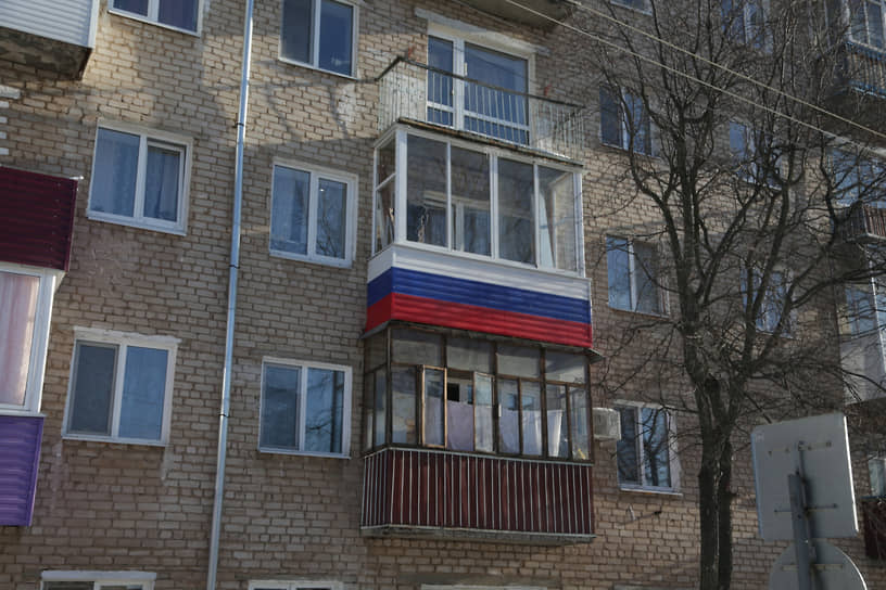 Балкон жилого дома в Перми, раскрашенный в цвета российского флага, 2015 год