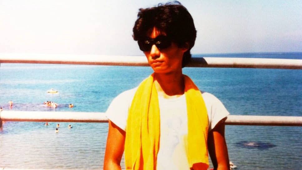 Хидео Кодзима родился 24 августа 1963 года в Токио. В юности будущий геймдизайнер перепробовал многие творческие занятия, в том числе снимал дешевые зомби-хорроры. Позже увлекся видеоиграми и ушел из университета Осаки с четвертого курса экономического факультета, чтобы работать ассистентом геймдизайнера в Konami