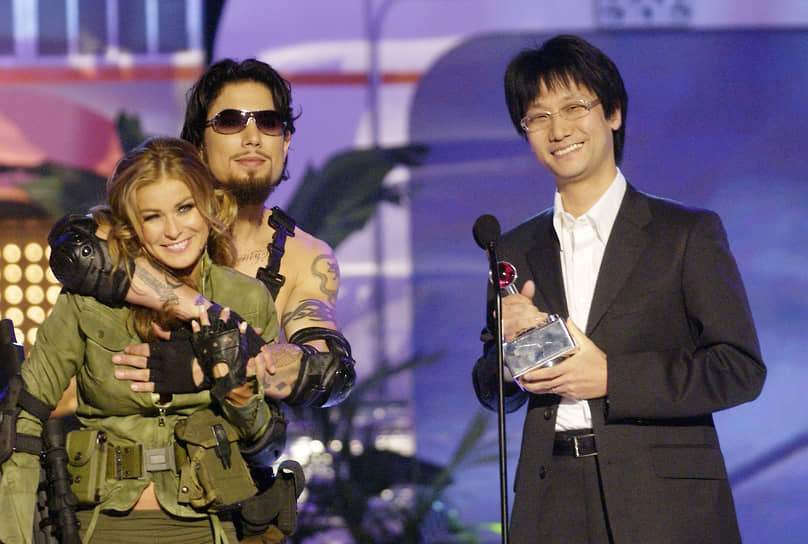 В 1987 году Хидео Кодзима выпустил первую видеоигру в серии Metal Gear, которая считается родоначальником жанра стелс-экшн. В ней нужно было скрытно проходить мимо врагов, а не нападать на них. В дальнейшем Хидео Кодзима говорил, что он придумывал обычную игру в жанре экшн, но его творение почему-то окрестили другим словом