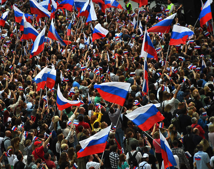 Москва. Зрители на концерте в честь Дня государственного флага России