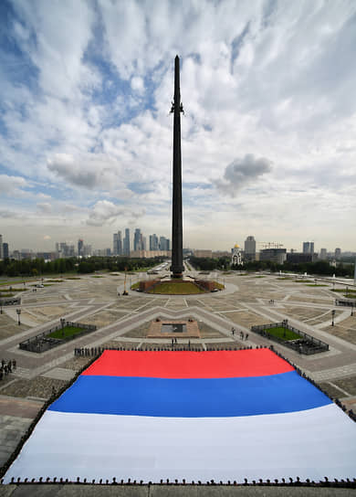 Москва. Военнослужащие развернули триколор на Поклонной горе