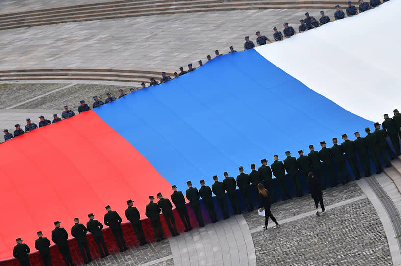 Москва. Российский флаг во время флешмоба на площади Победителей