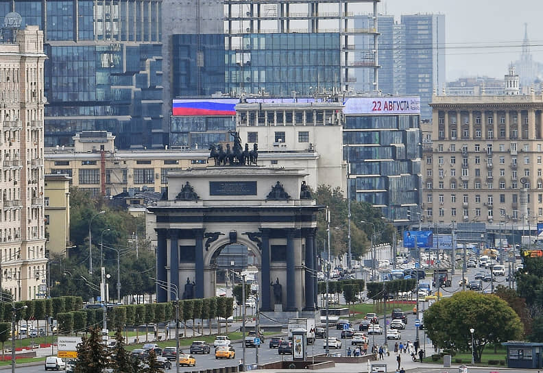 Москва. Баннер с российским флагом на фасаде офисного здания на Кутузовском проспекте