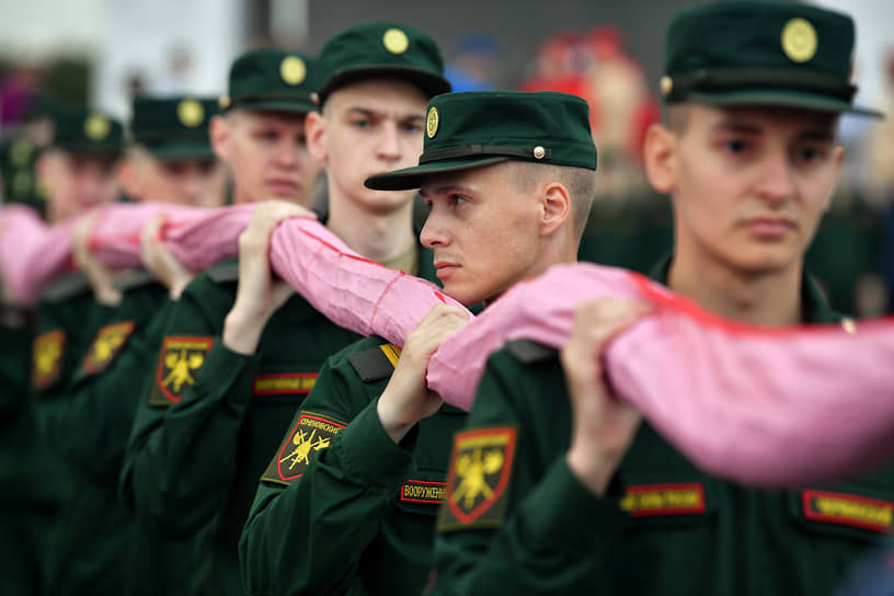 Москва. Военнослужащие несут триколор, чтобы развернуть его на Поклонной горе