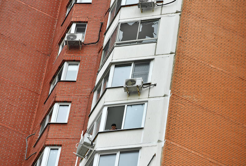 Губернатор Московской области Андрей Воробьев сообщил, что окна в многоэтажке выбило взрывной волной после уничтожения беспилотника средствами противовоздушной обороны
