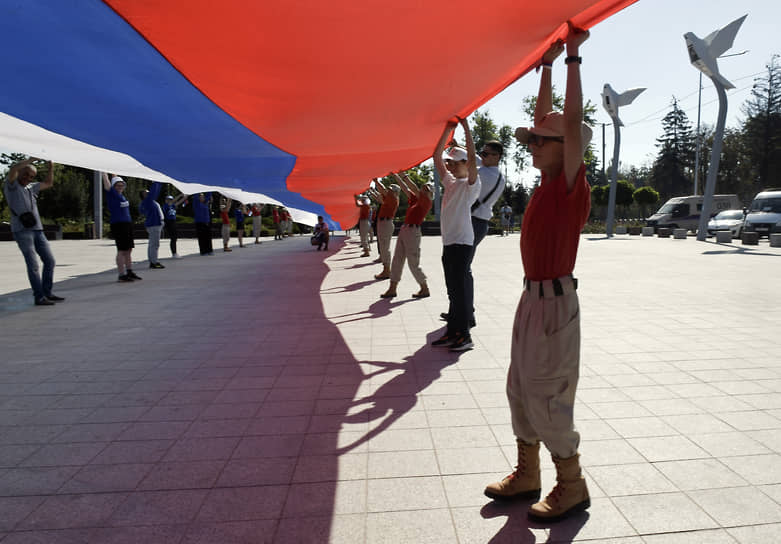 Мариуполь. Члены местной администрации и активисты развернули триколор на площади Ленина