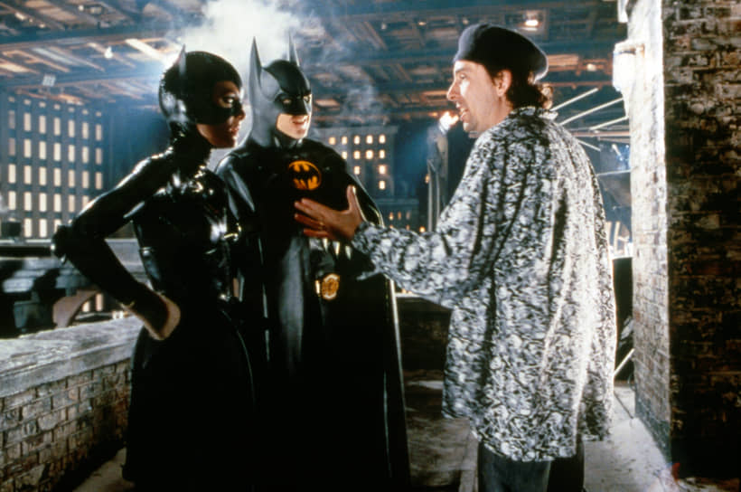 «Бэтмен» вышел на экраны в 1989 году и мгновенно стал хитом проката. Режиссер отдал главную роль Майкл Китону, с которым уже успел поработать в «Битлджусе». Он же снялся в сиквеле «Бэтмен возвращается» (съемки фильма на фото, 1992). Именно Бёртон впервые обратил внимание зрителя на злодеев в историях о Бэтмене — Джокера в первом фильме и тандем Пингвина и Женщины-кошки во второй картине