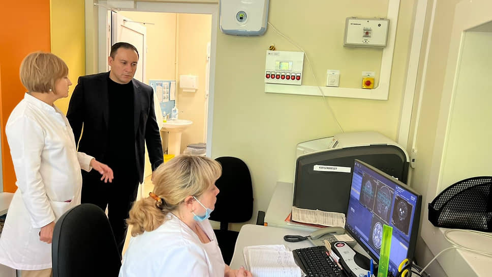 Асланбек Майрамукаев во время посещения Самарской областной детской клинической больницы им. Н.Н. Ивановой (июнь 2022 года)