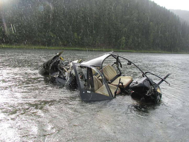Обломки вертолета Robinson R44, обнаруженные в реке Мана (Красноярский край) в августе 2022 года