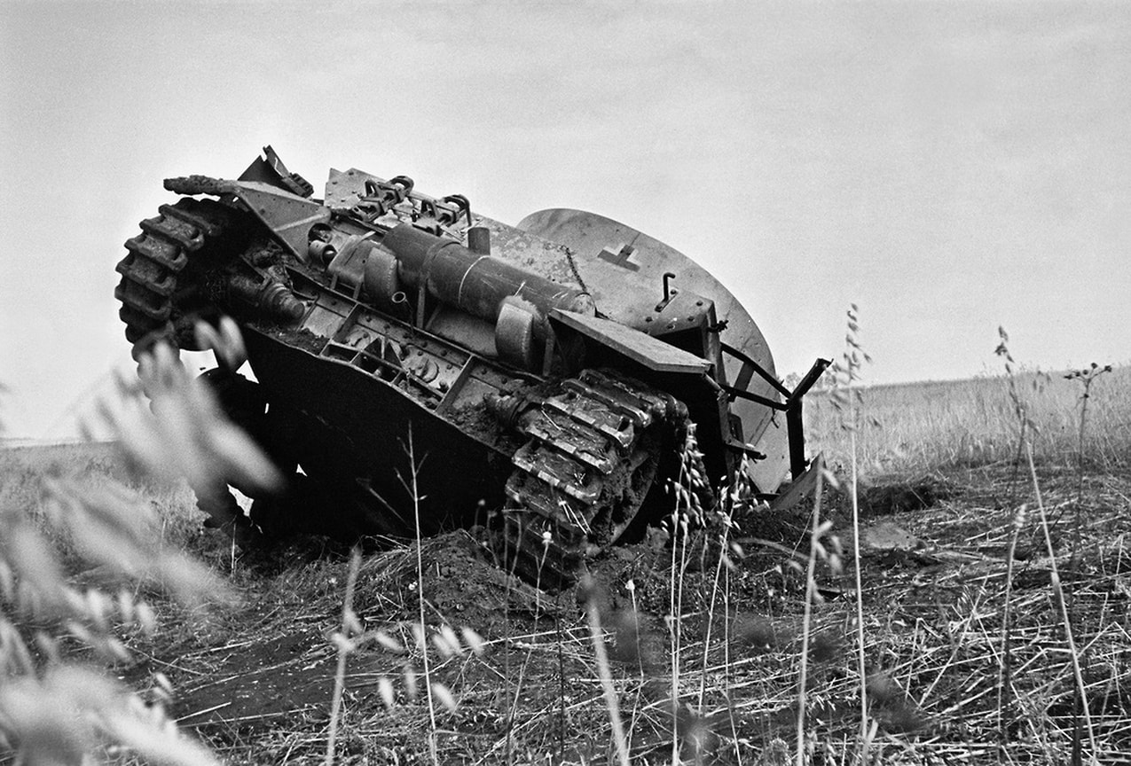 «Артиллерия,— сообщала "Правда" о ходе Курской битвы,— ограждает стрелковые подразделения от контратакующих танков врага»