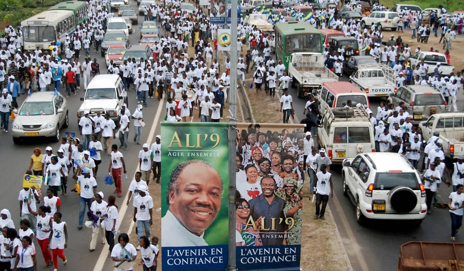 Демонстрация сторонников президента в столице Габона — Либревиле