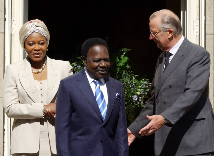 Отец Али Бонго Ондимба — Омар Бонго (в центре) и король Альбер II в Брюсселе (2005 год)