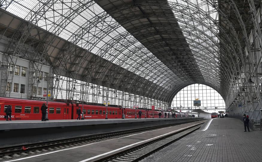 Крупнейшей крышей Владимира Шухова стала арочная конструкция в зоне прибытия поездов — дебаркадер Киевского вокзала. Ширина его пролета составляет 48 метров, высота — 30 метров, длина — 230 метров