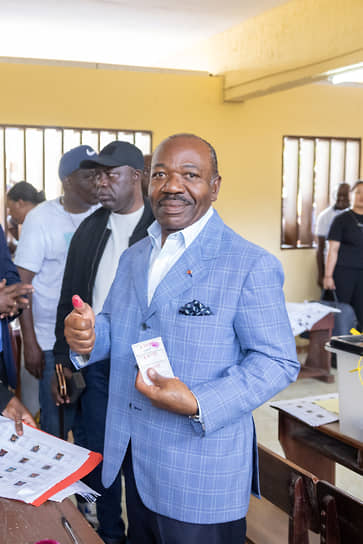 Президент Габона Али Бонго Ондимба на избирательном участке (26 августа 2023 года)