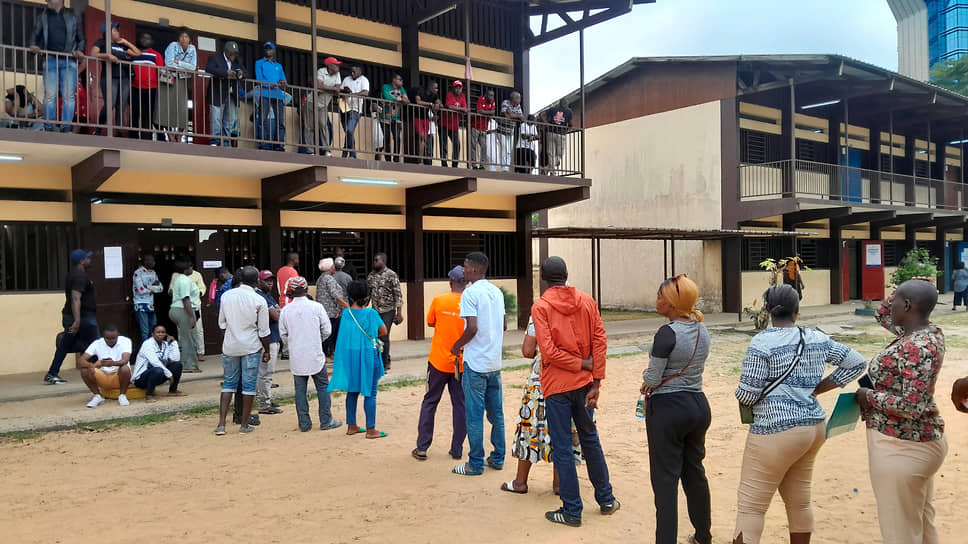 Жители столицы ждут своей очереди проголосовать на одном из избирательных участков