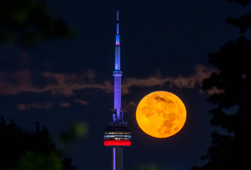 Торонто, Канада. Телевизионная башня на фоне полной луны