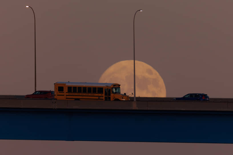 Коронадо, США. Луна восходит над мостом
