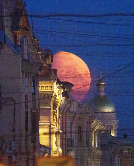 Санкт-Петербург, Россия. Луна над Литейным проспектом