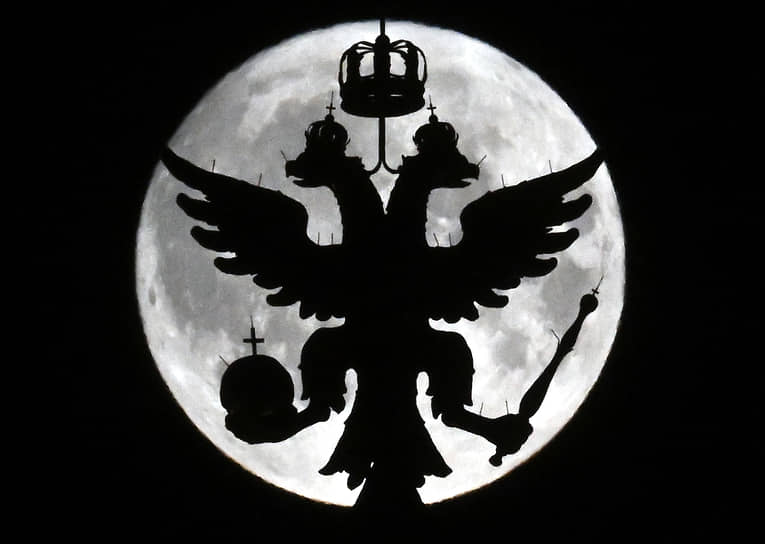 Москва, Россия. Двуглавый орел на фоне Луны