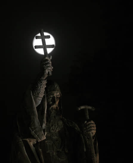 Москва, Россия. Памятник патриарху Гермогену на фоне полной луны