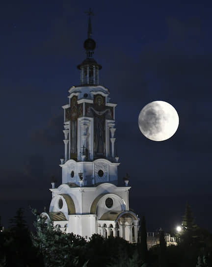 Крым, Россия. Храм-маяк Николая Чудотворца на фоне полной луны