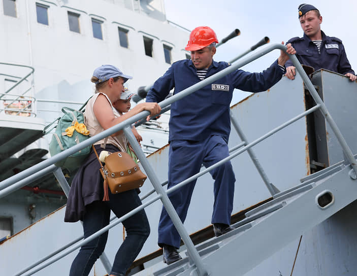 Люди поднимаются на большой десантный корабль Тихоокеанского флота «Николай Вилков» в порту Зарубино