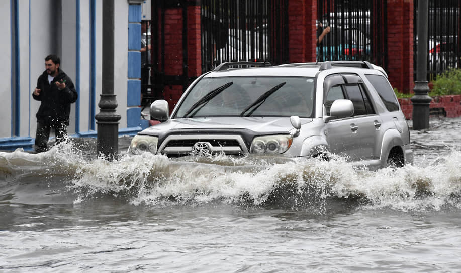 Автомобиль на затопленной улице Владивостока